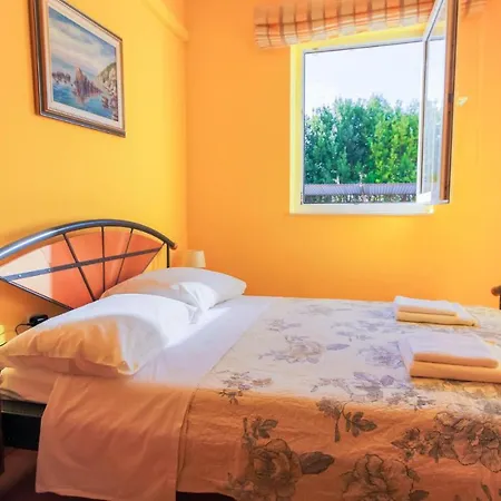 Awesome In W/ 1 Bedrooms Apartment *